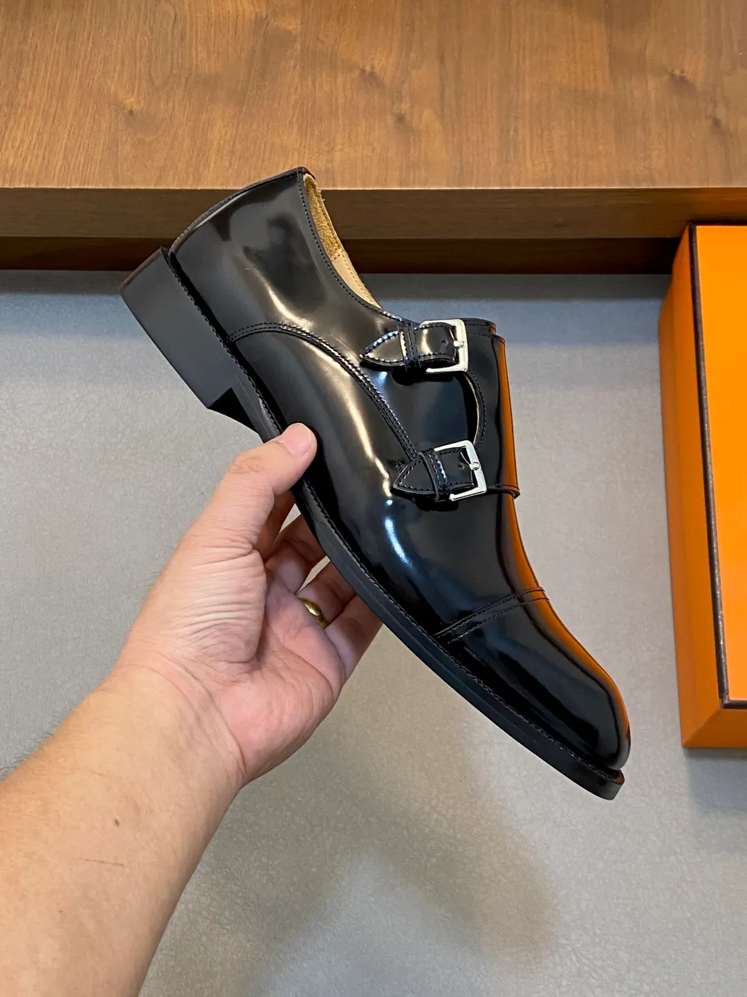 Men's shoes 💰780 HERMES/Hermès GAME slip-on loafers. These loafers are made of matte frosted calfskin. They are equipped with functional Kelly shoe buckles to easily create a fashionable urban style. They are equipped with genuine leather welts and lightweight grooved rubber foam outsole. They have genuine calfskin lining and silk-screen logo feet. They are slip-on design. They are novel and fashionable, with a handsome upper. Comes with a dust bag in the original box! Size: 39-40-41-42-43-44 standard leather shoe size (38/45 can be customized but does not support returns)